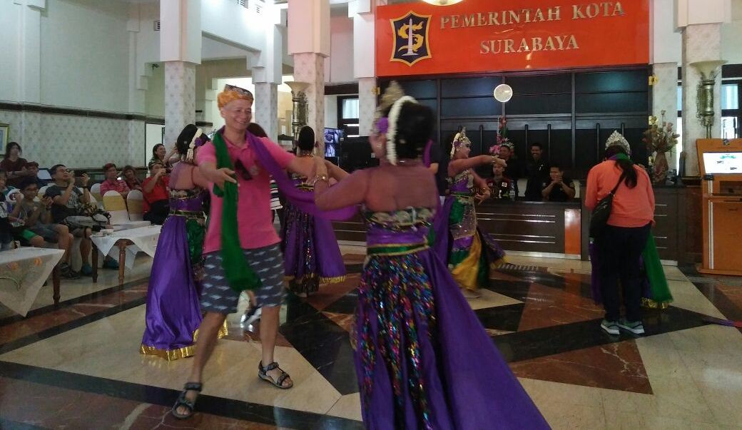 Salah satu wisman ikut menari di Balai Kota Surabaya