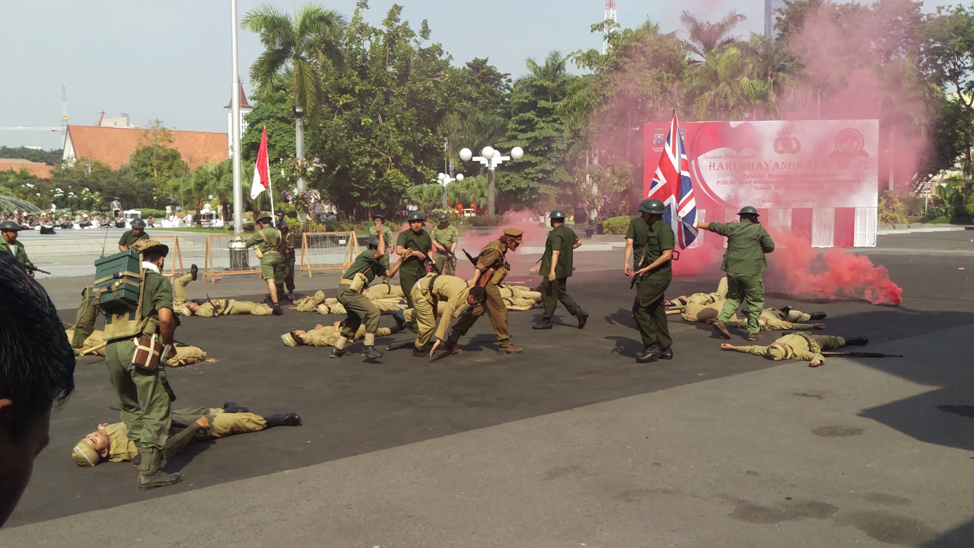 Drama kolosal usai upacara HUT Bhayangkara di halaman Balai Kota Surabaya/Foto: Arry Saputra