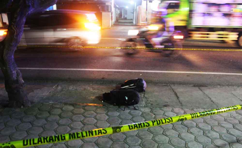 Dua tas tergeletak di pinggir jalan