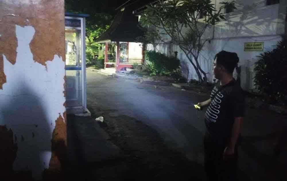 Seorang warga menunjukkan lokasi dua tas misterius