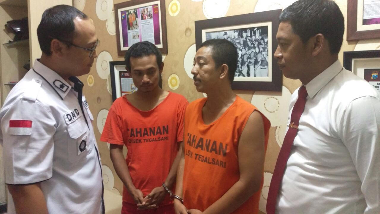 Agung (dua dari kanan) dan Nugroho diamankan di kantor polisi
