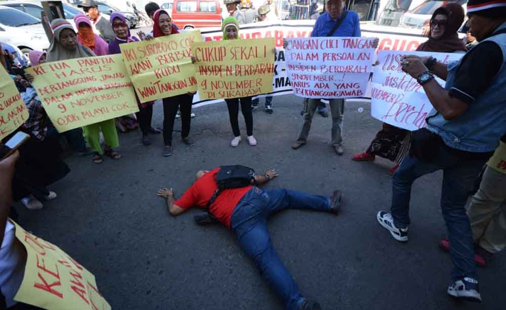 Puluhan Massa Desak Polisi Tuntaskan Insiden 'Surabaya Membara'