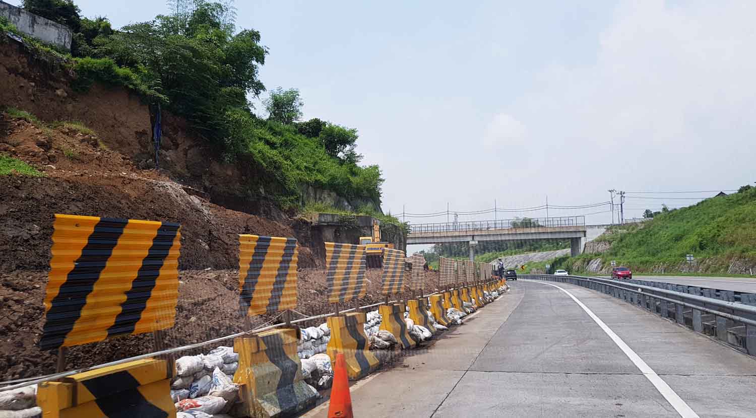 Perbaikan tebing longsor