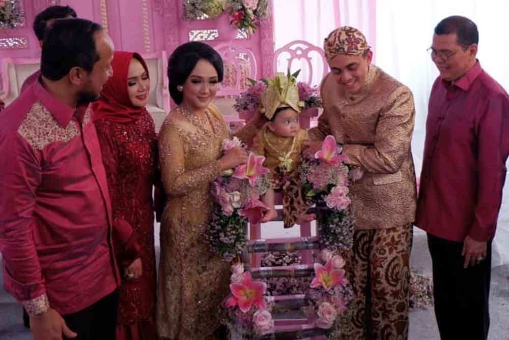 Tedak Siten cucu pertama  Bupati Ponorogo Ipong Muchlissoni