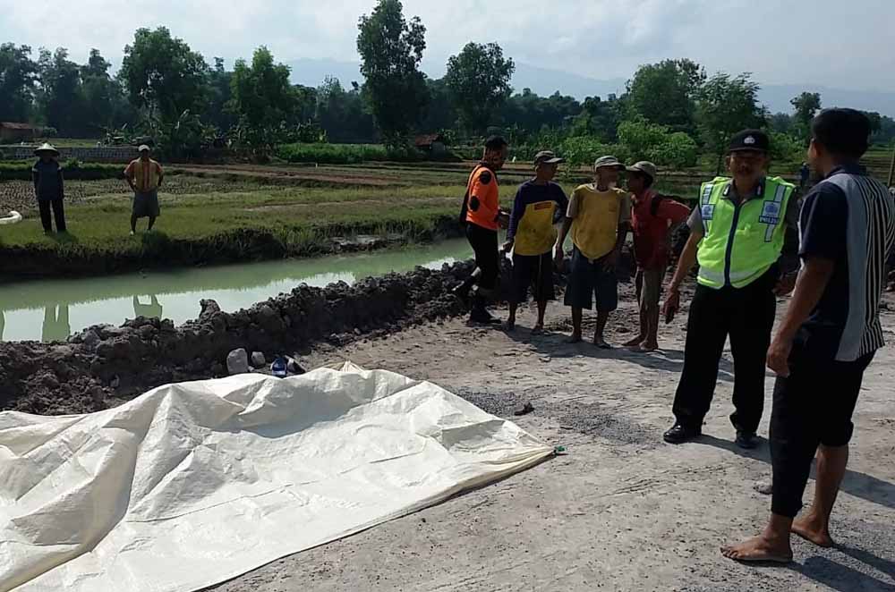 Proses evakuasi korban tewas telanjang di kolam di Ponorogo