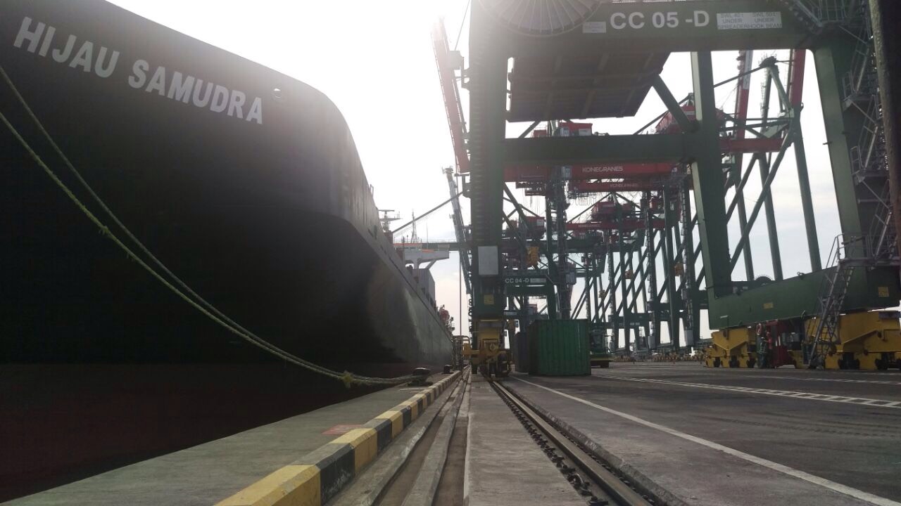 Proses bongkar muat petikemas di Pelabuhan Teluk Lamong. 

