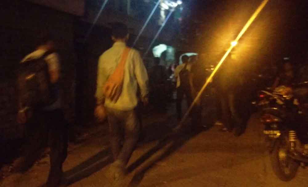 Suasana kampung Sikatan, Manukan Wetan, Surabaya, saat pengerebekan terduga teroris.