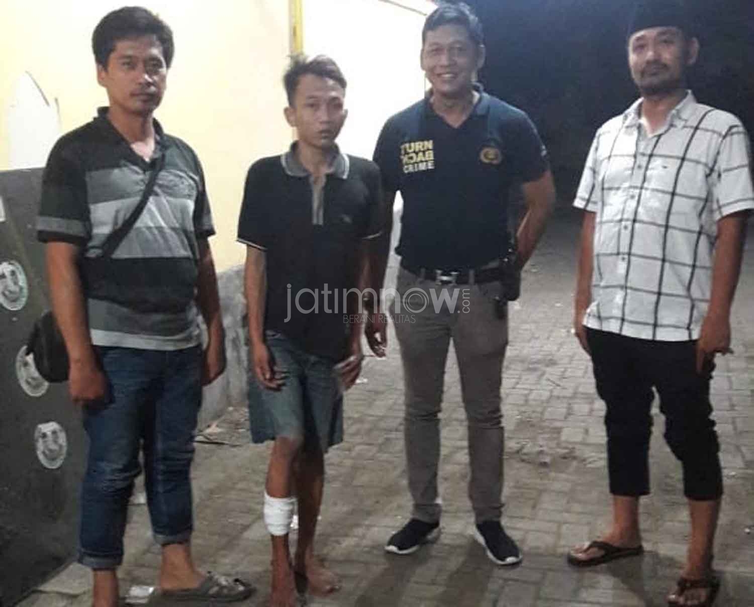  Lenggeng (dua dari kiri) saat diamankan di Mapolsek Tegalsari Surabaya.