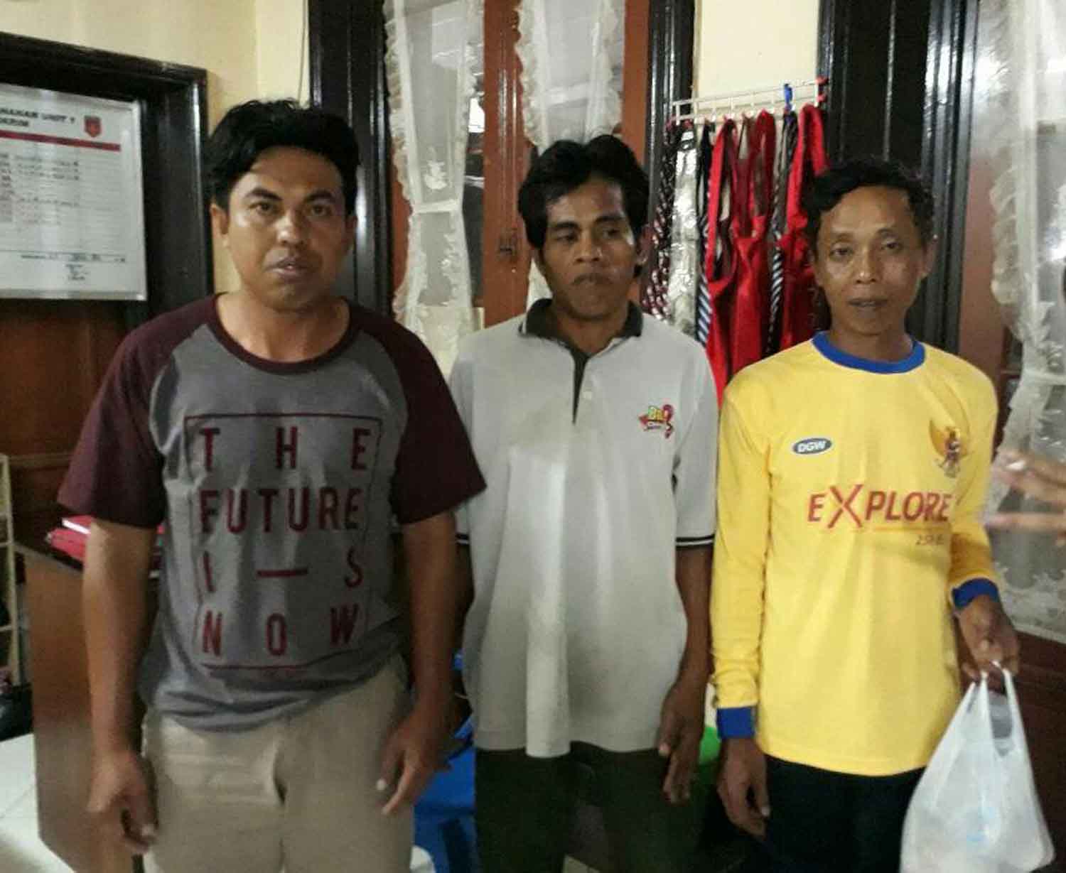 Tiga tersangka pencuri tembakau saat diamankan di Mapolres Bondowoso.
