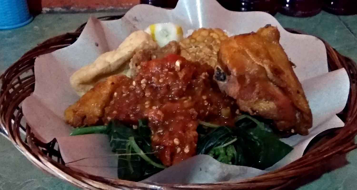 Nasi tempong khas Banyuwangi yang melegenda karena pedasnya.