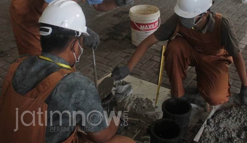 Tim Karyabrata saat membuat betonnya.