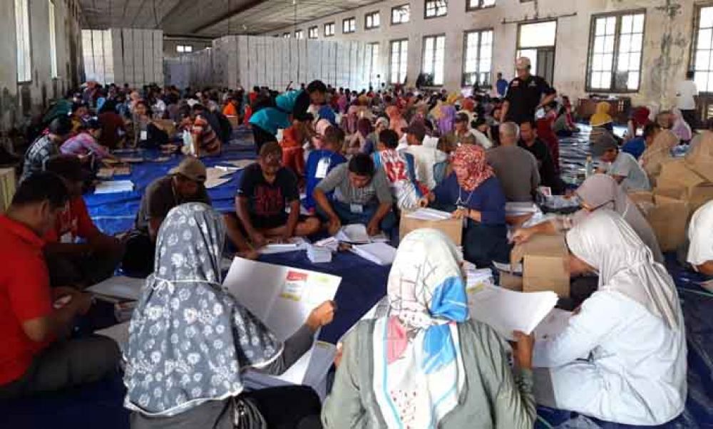 Penyortiran surat suara di Ponorogo