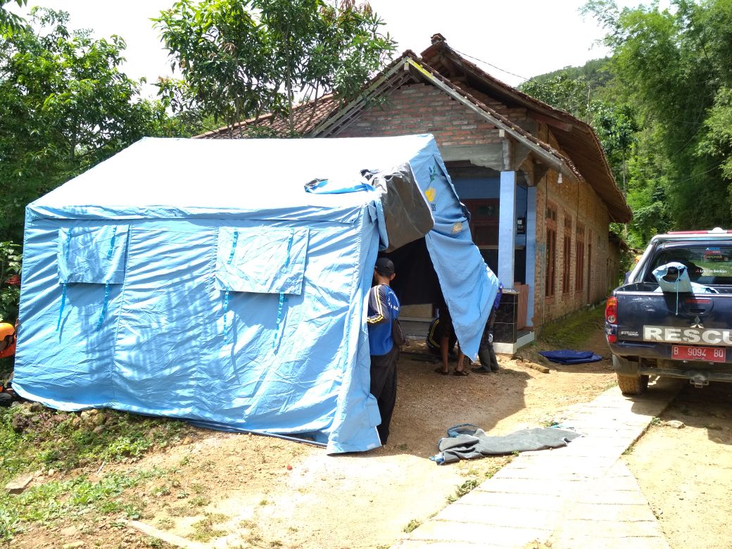 Tenda pengungsian yang dihuni warga di Ponorogo