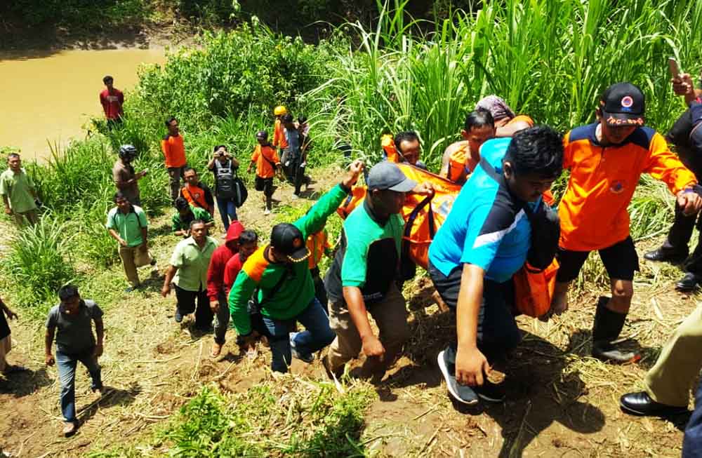 Proses evakuasi korban tenggelam di Ponorogo