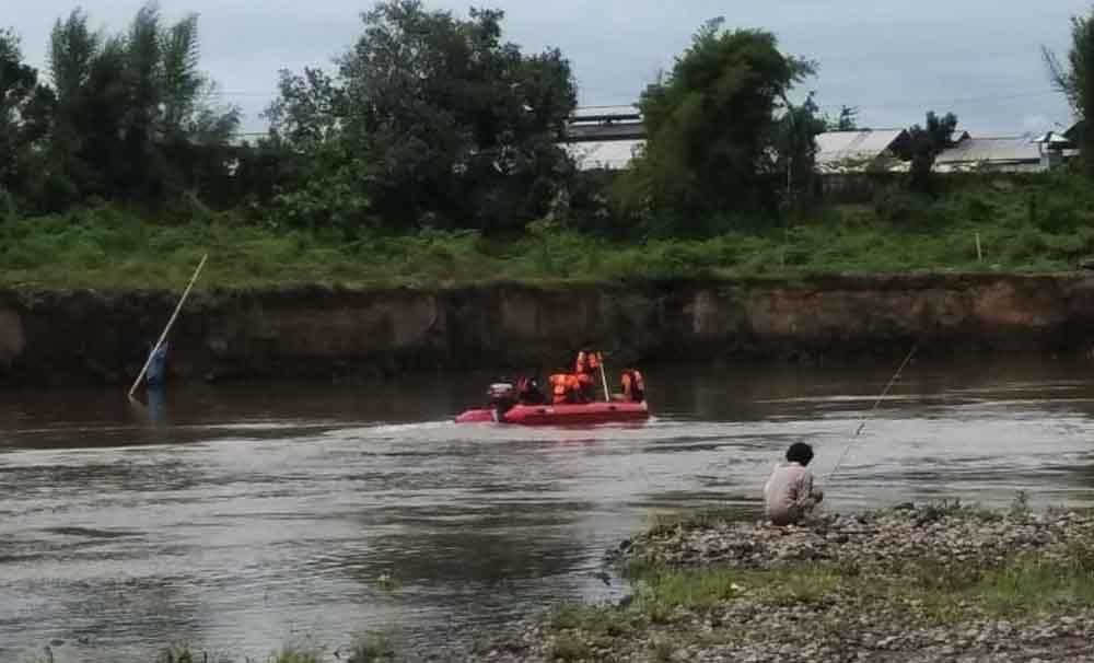 Pencarian korban dengan menyisir sungai Brantas