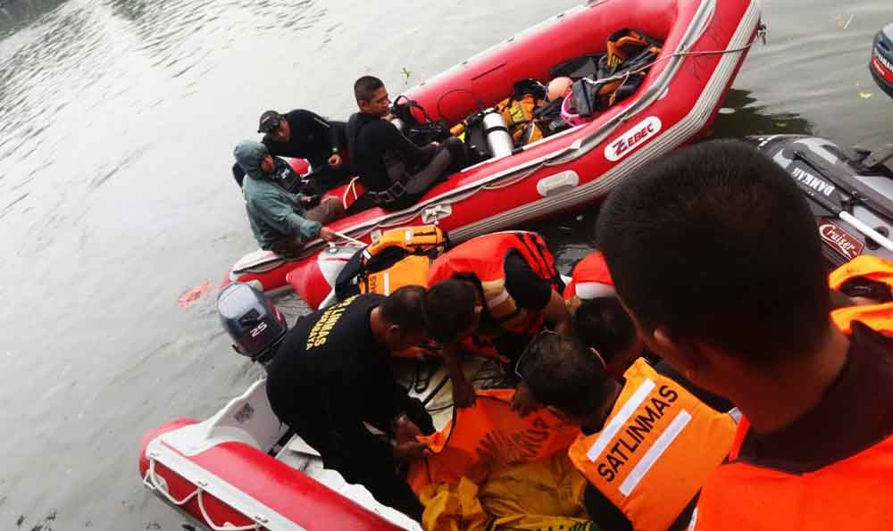 Evakuasi jenazah korban tenggelam