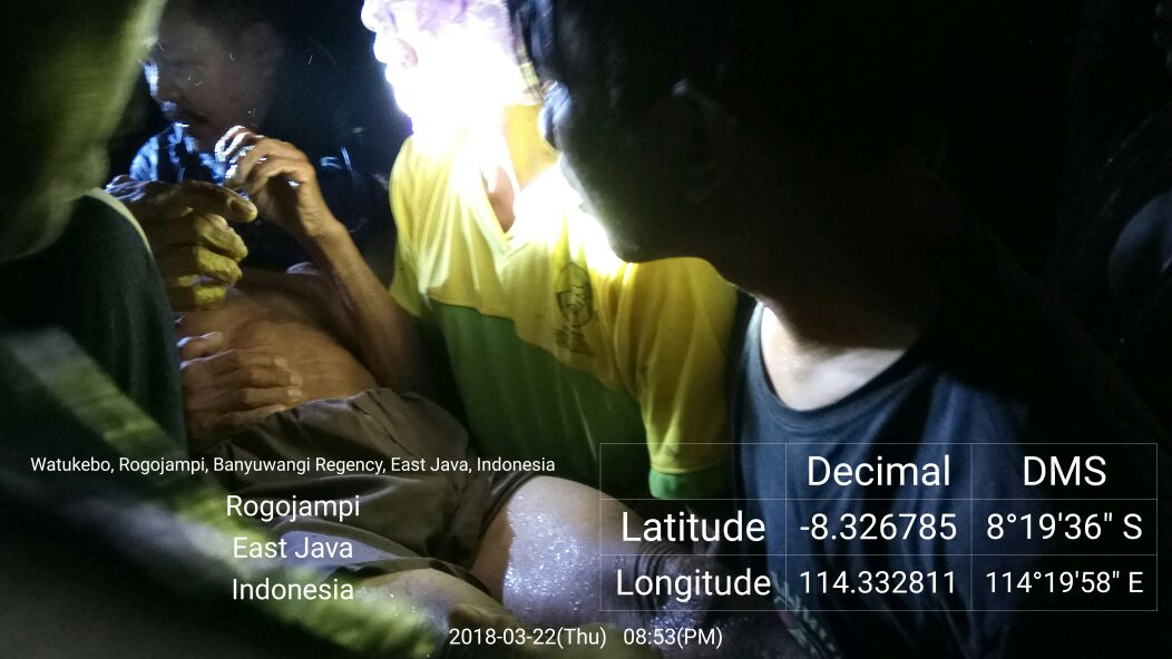 Proses evakuasi Kakek Samuin