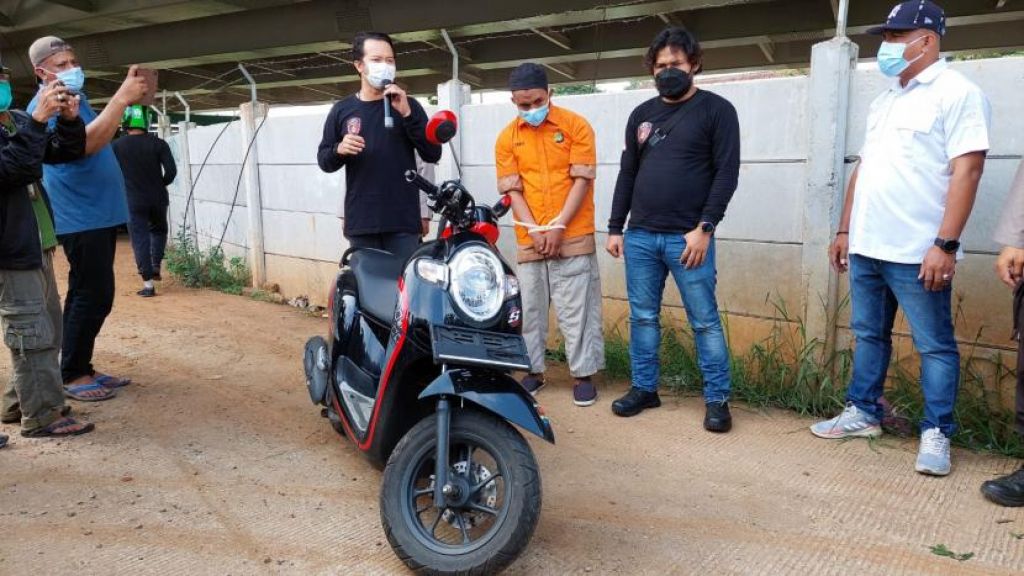 Rekonstruksi adegan pembunuhan wanita terapis bekam di kolong Tol Jatikarya, Kota Bekasi, Jumat (13/8).  Foto: Uji Sukma Medianti via Republika.