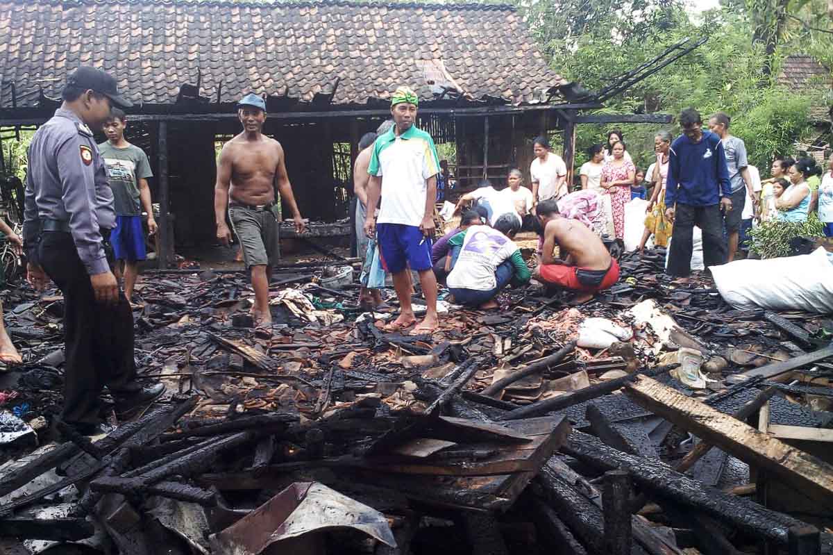 Tak Sampai 1 Jam, Rumah Kayu di Ngawi Habis Diamuk 'si Jago Merah'