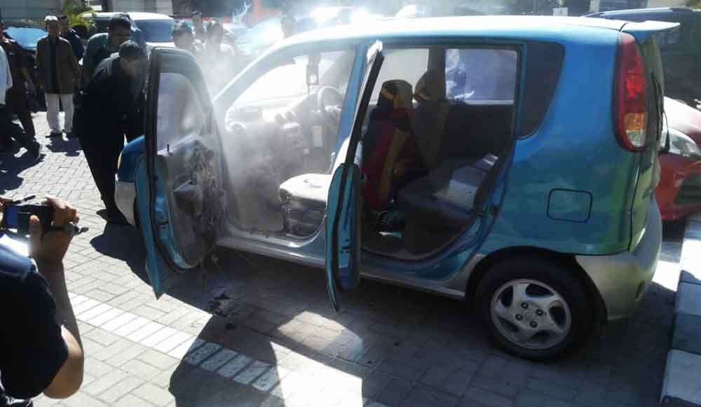 Mobil yang terbakar di Gedung DPRD Surabaya