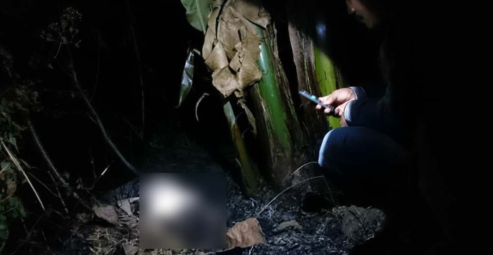 Polisi mengevakuasi korban di lokasi.