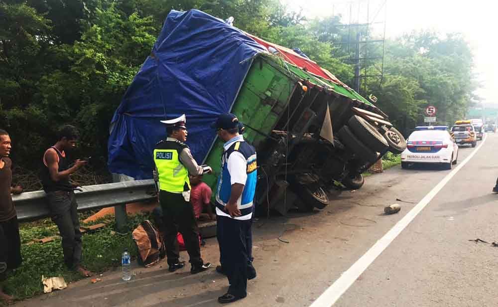Truk terguling di Tol Banyu Urip