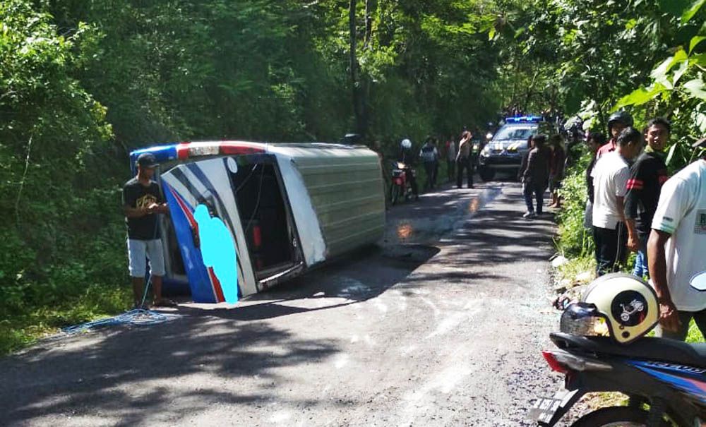 Bus rombongan pengantin yang terguling