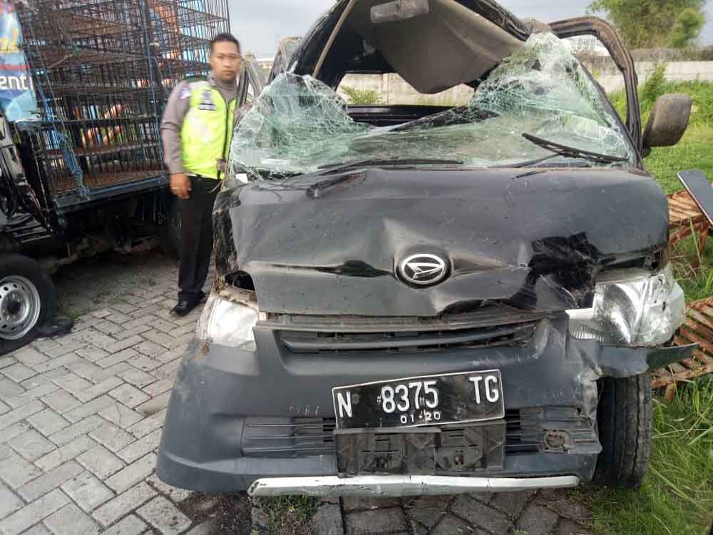 Mobil pikap Grand Max mengalami kecelakaan di tol
