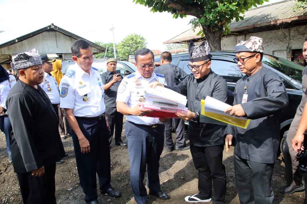 Dirjen Hubdar mengecek pembangunan terminal wisata terpadu bersama Bupati Banyuwangi Azwar Anas