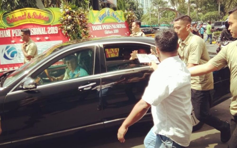 Djalal berikan keping VCD kepada Jokowi