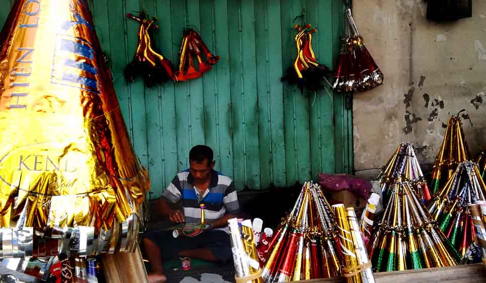 Wandi, seorang pedagang terompet musiman di Jalan Kapasan, Surabaya