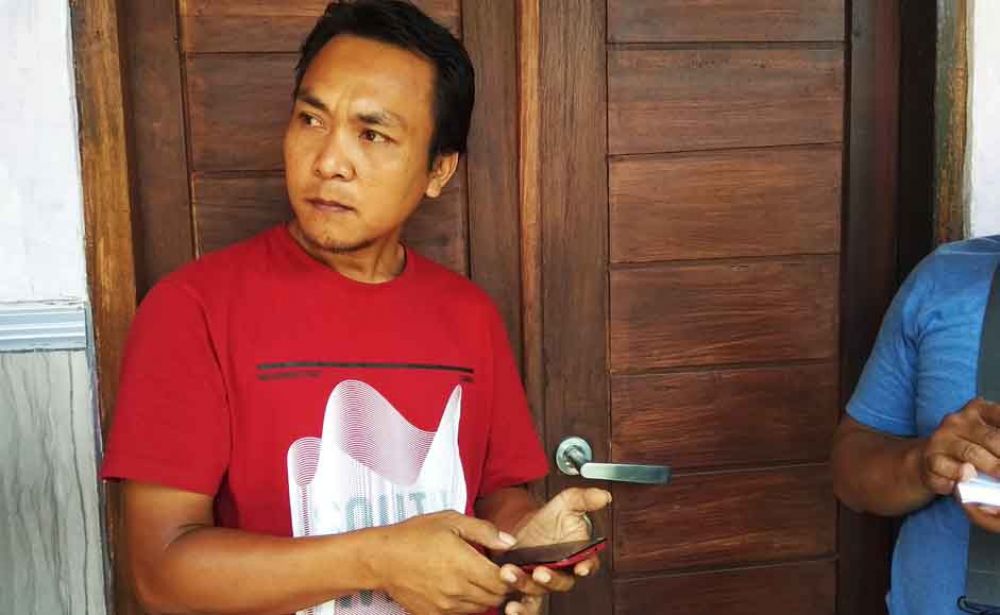 Ketua RW 1 Lingkungan Gombeng, Imam Iskandar saat menunjukkan rumah yang pernah ditinggali Wisnu