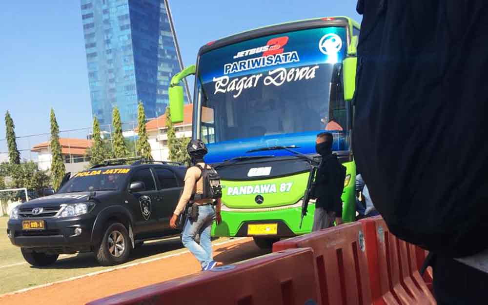 Bus pengangkut 23 tahanan teroris saat akan diberangkatkan menuju Jakarta