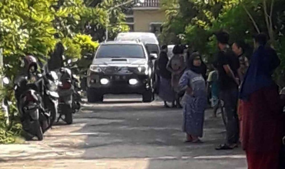 Penggeledahan rumah terduga teroris di Perumahan Griya Suci Permai Baru, Gresik (foto: Istimewa)