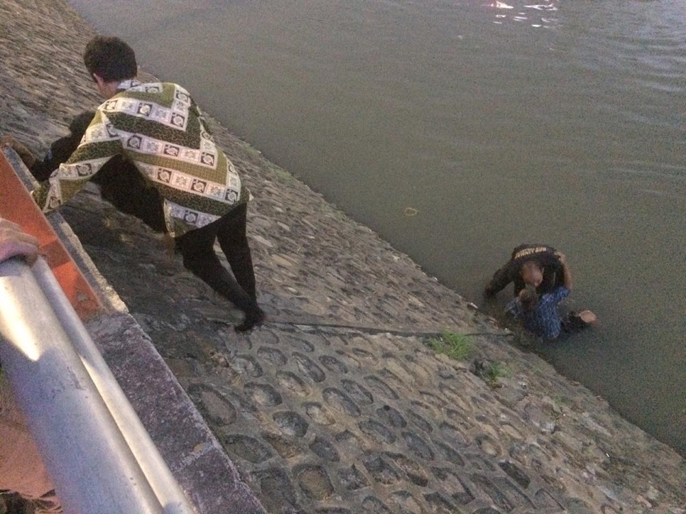 Pria Paruh Baya, Tercebur di Sungai Kalimas 