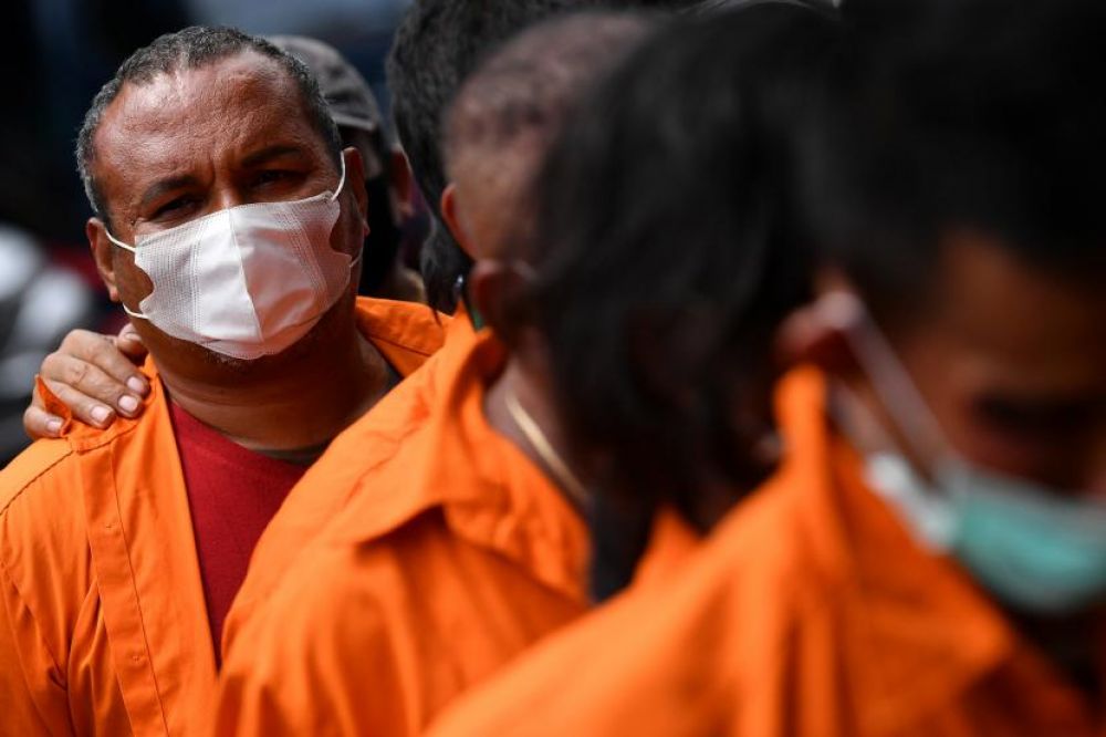 Tersangka kejahatan John Kei dihadirkan saat rilis di Polda Metro Jaya, Jakarta (Foto: ANTARA/Sigid Kurniawan)