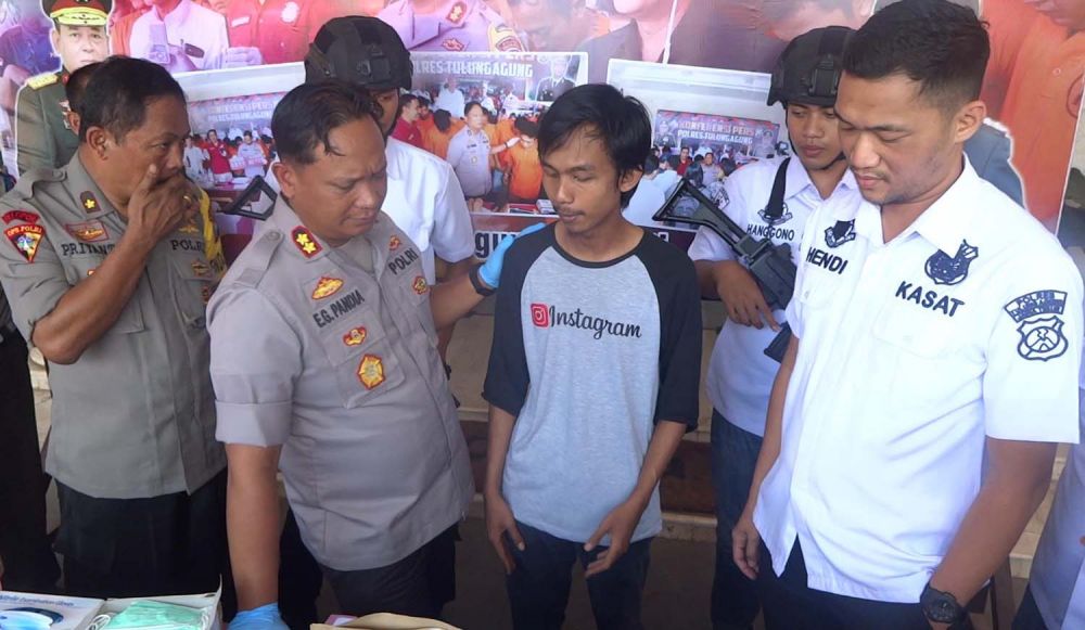 Kapolres Tulungagung AKBP Eva Guna Pandia menginterogasi tersangka Azzam