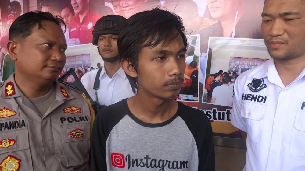 Ahmad Azzam (tengah) meminta maaf atas perbuatannya