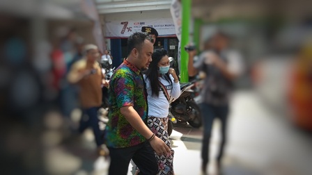 Tersangka Hesti saat ditangkap di BRI Unit Karangrejo Banyuwangi. (Foto: Hafiluddin Ahmad)