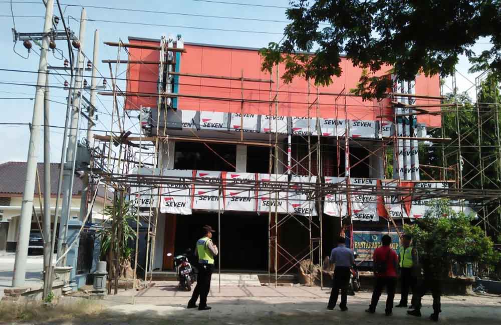 Polisi mendatangi lokasi jatuhnya Abdul Nafik