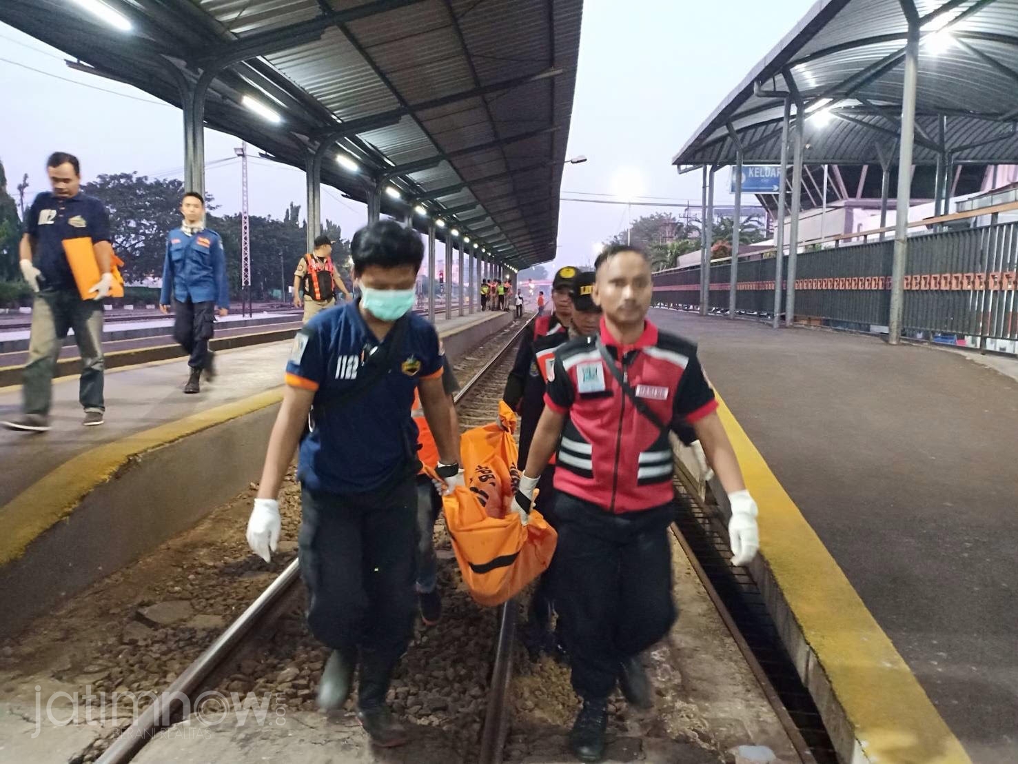 Petugas mengevakuasi jasad Mr X di TKP. (Foto: Istimewa)