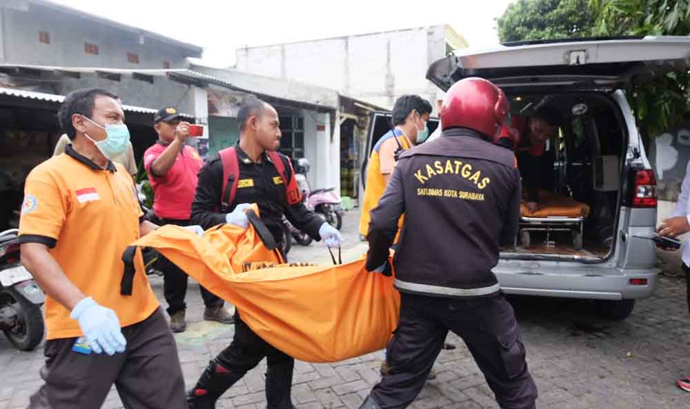 Evakuasi jenazah korban tertabrak kereta