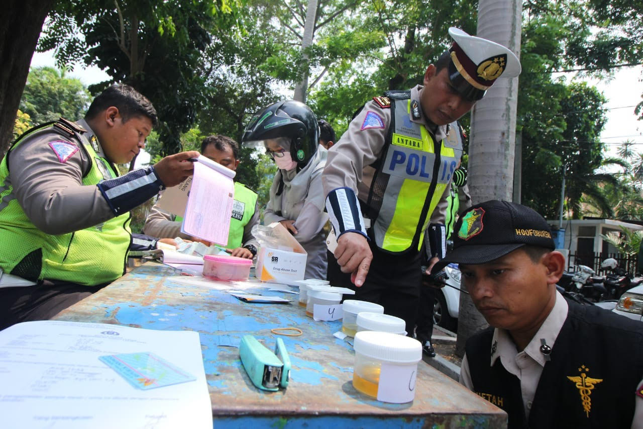 Polisi tes urine pengendara di Jalan Panglima Sudirman, Surabaya, Jumat (21/9/2018).

