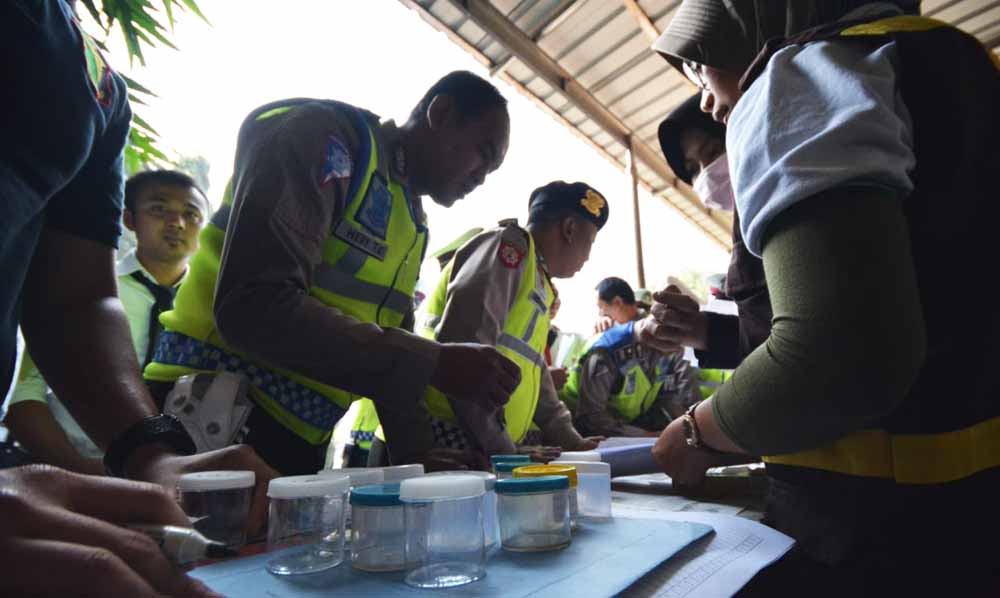 Anggota saat menyerahkan urine-nya ke petugas Biddokes Polda Jatim/Foto: Narendra Bakrie

