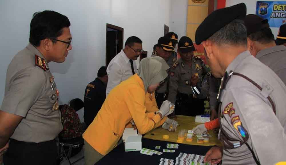 Ratusan Personel Polres Blitar Kota di Test Urine, Hasilnya?