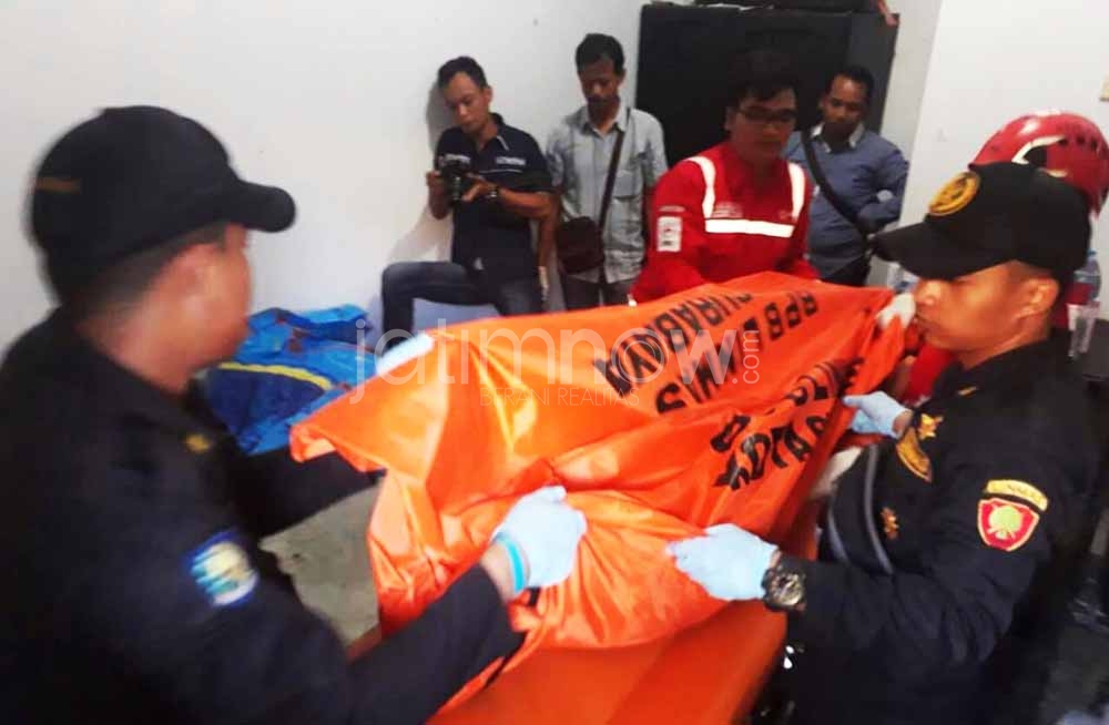 Petugas mengevakuasi jenazah Sundar dari kamar kosnya di Jalan Wonosari Kidul