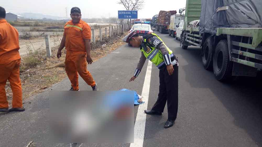 Polisi mengevakuasi jenazah korban petugas kebersihan 