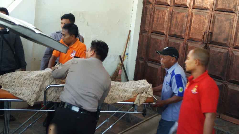 Proses evakuasi jenazah karyawan bank BCA yang ditemukan tewas di rumahnya