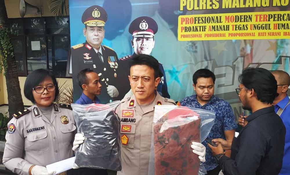 Wakapolres Malang Kota, Kompol Bambang Christanto Utomo saat menunjukkan barang bukti pengeroyokan