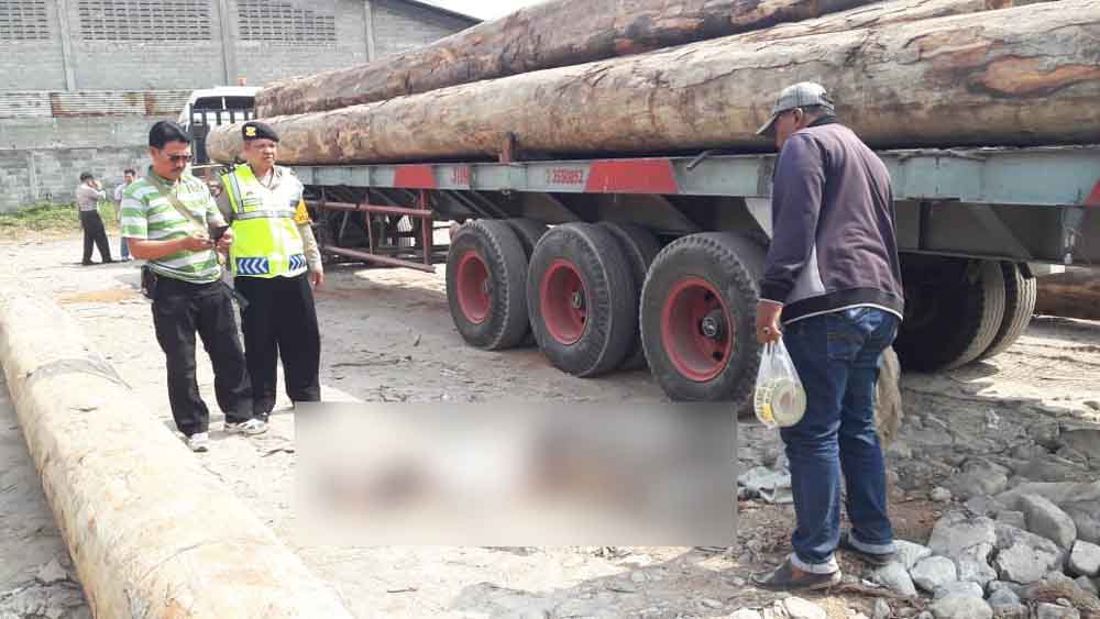 Korban saat akan dievakuasi oleh petugas kepolisian